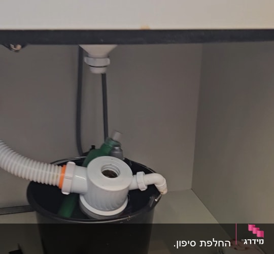 צינור וניקוז מתחת לכיור במטבח
